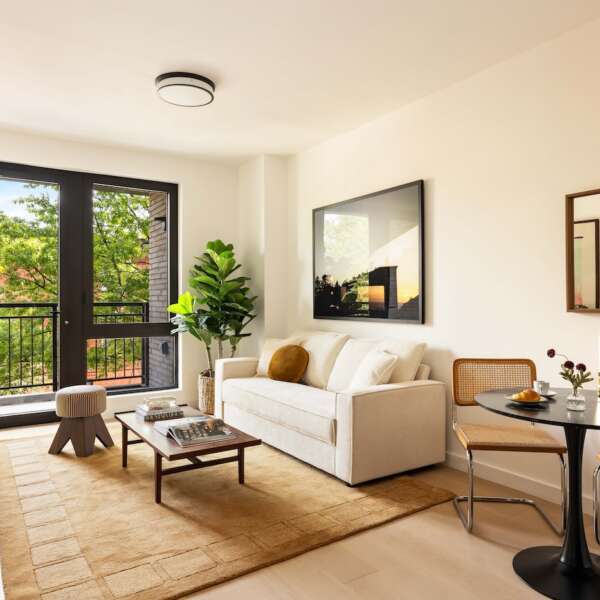 194_Bainbridge_St_303_01